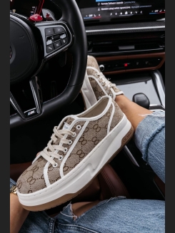 Sneakersy materiałowe marki OlaVoga z monogramem